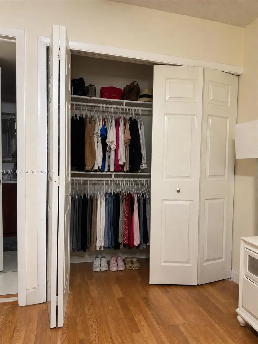 240 Lakeview Dr #109 Weston, FL 33326