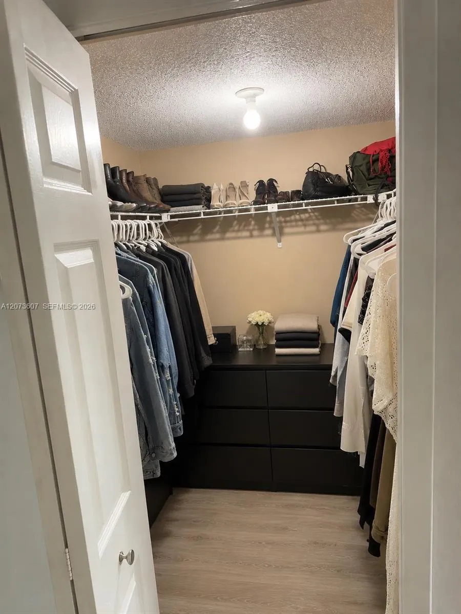 240 Lakeview Dr #109 Weston, FL 33326