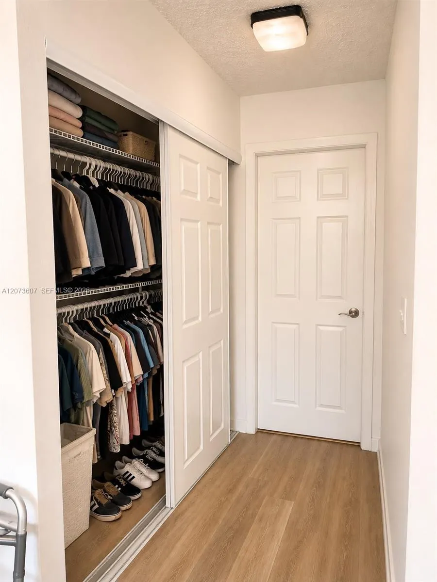 240 Lakeview Dr #109 Weston, FL 33326