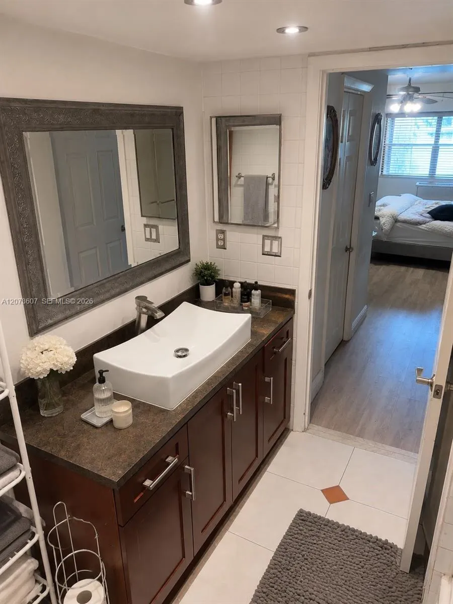 240 Lakeview Dr #109 Weston, FL 33326