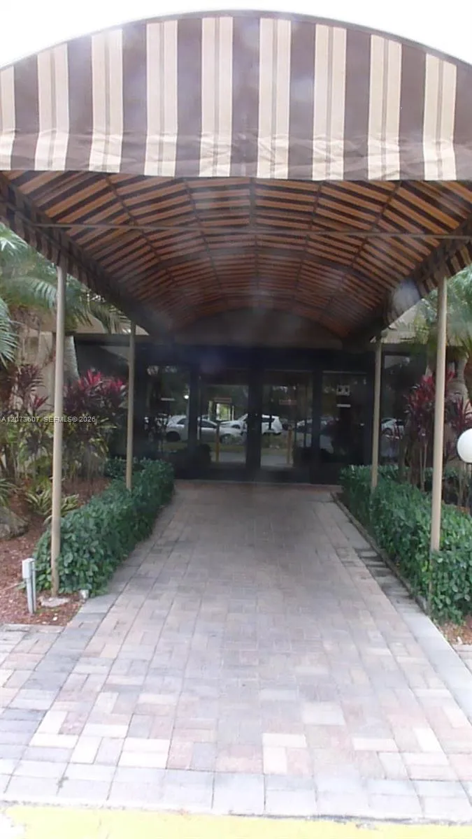 240 Lakeview Dr #109 Weston, FL 33326