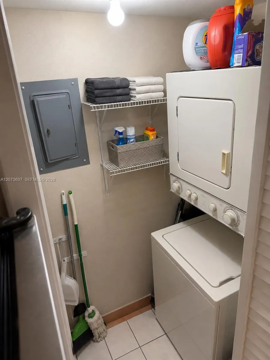 240 Lakeview Dr #109 Weston, FL 33326