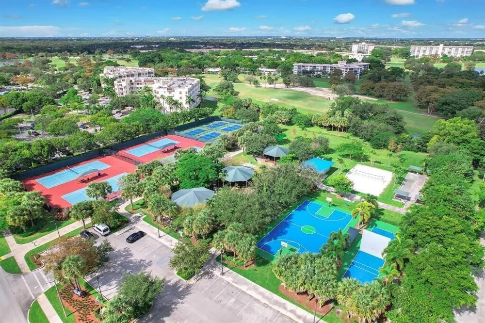 4030 W PALM AIRE DRIVE #306 Pompano Beach, FL 33069
