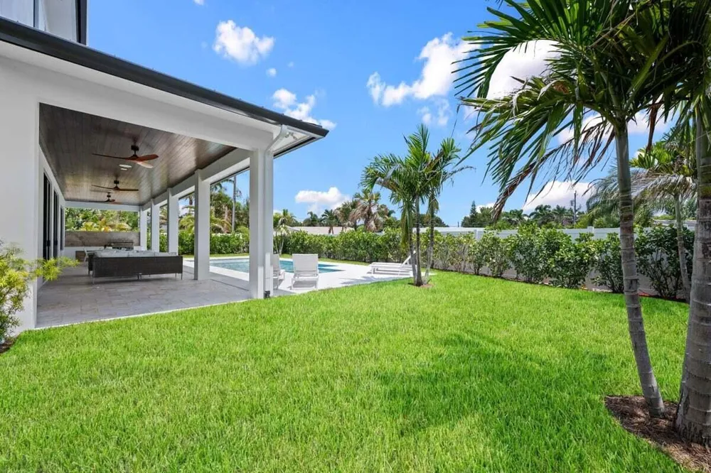 325 W Riverside Drive Jupiter, FL 33469