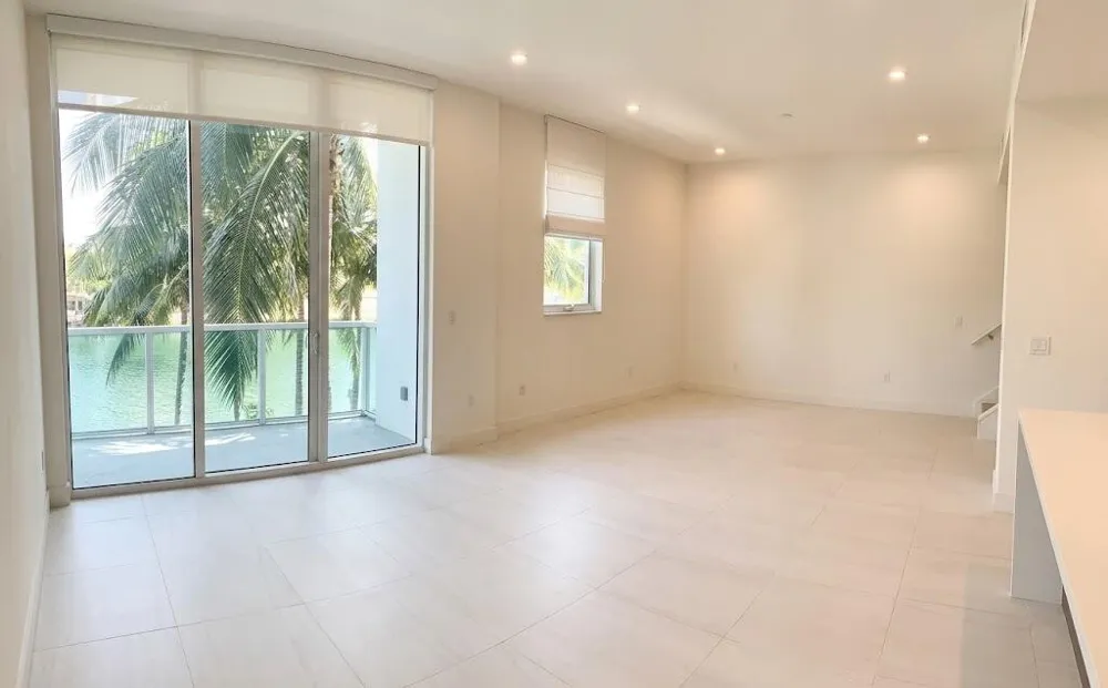 31 SE 5TH STREET #202 Miami, FL 33131