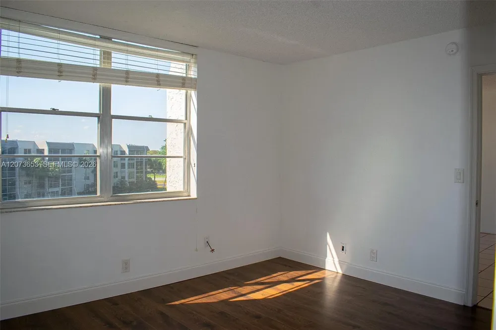 9230 Lagoon Pl #411 Davie, FL 33324