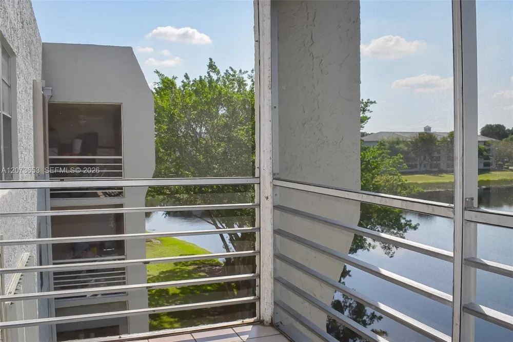 9230 Lagoon Pl #411 Davie, FL 33324