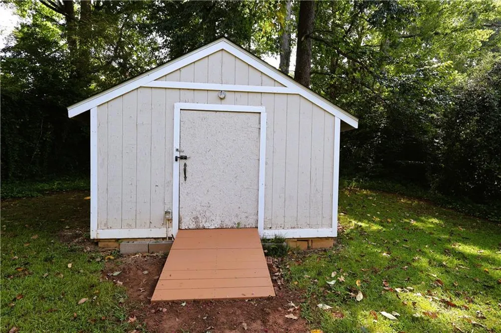 771 McLendon Drive Scottdale, GA 30079