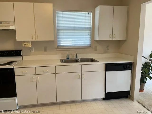 2176 Maplehurst Drive Commerce Charter Township, MI 48390