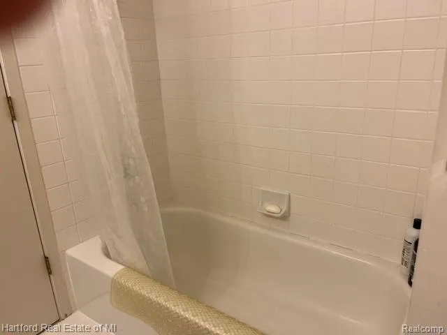 2176 Maplehurst Drive Commerce Charter Township, MI 48390
