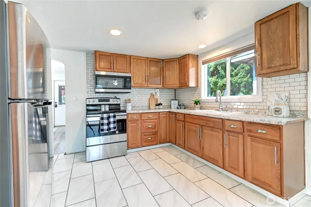 2327 Harrison Avenue Everett, WA 98201
