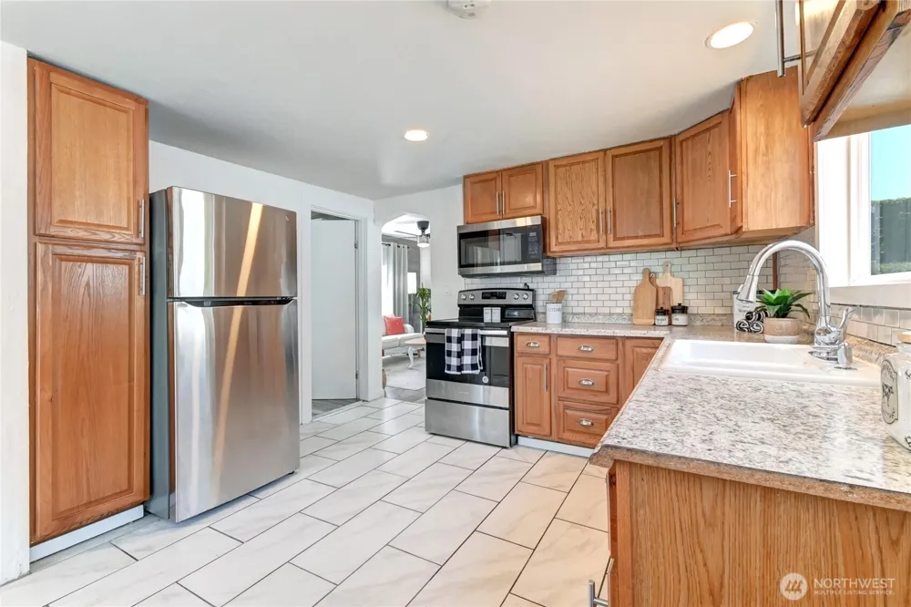 2327 Harrison Avenue Everett, WA 98201
