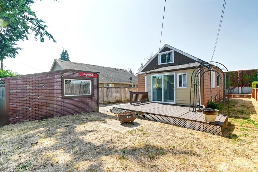 2327 Harrison Avenue Everett, WA 98201
