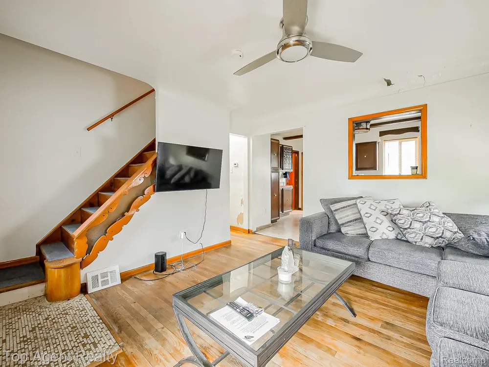 17236 Euclid Avenue Allen Park City, MI 48101