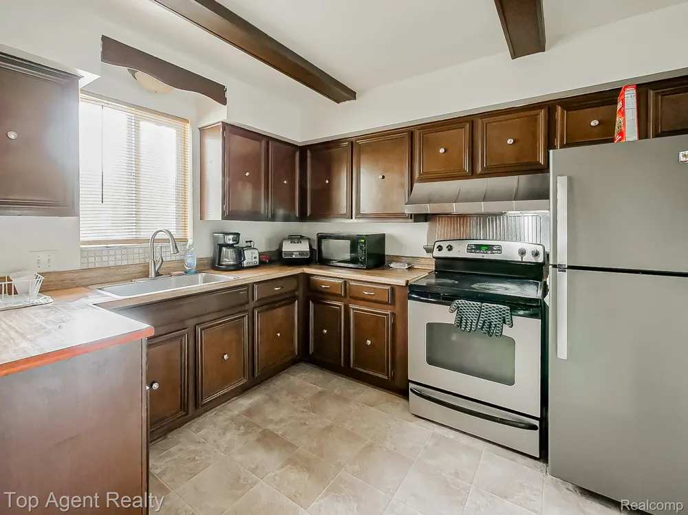 17236 Euclid Avenue Allen Park City, MI 48101