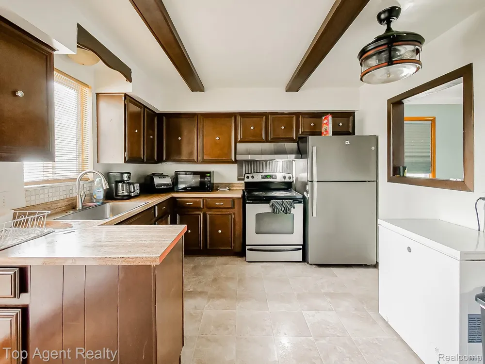 17236 Euclid Avenue Allen Park City, MI 48101