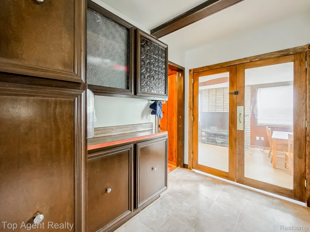 17236 Euclid Avenue Allen Park City, MI 48101