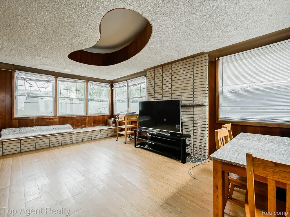 17236 Euclid Avenue Allen Park City, MI 48101