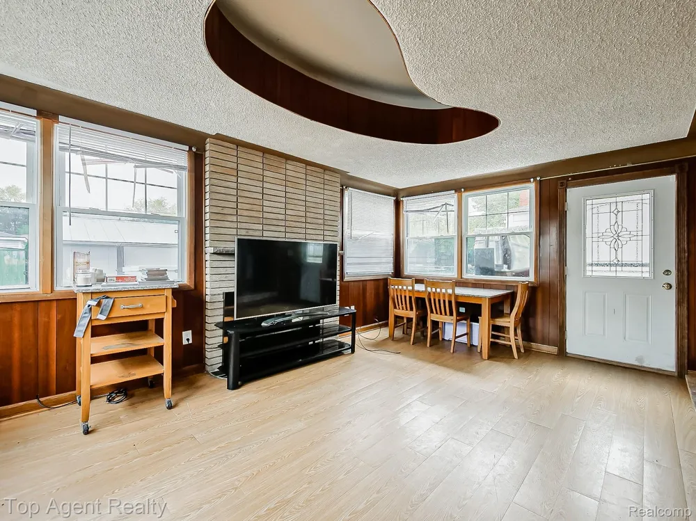 17236 Euclid Avenue Allen Park City, MI 48101