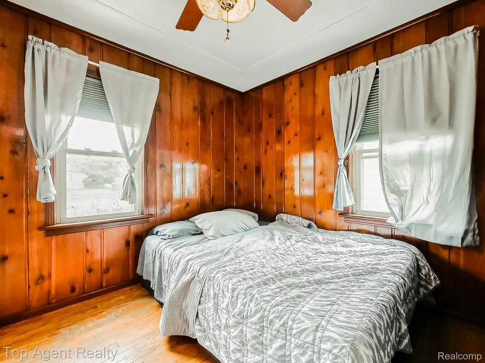17236 Euclid Avenue Allen Park City, MI 48101