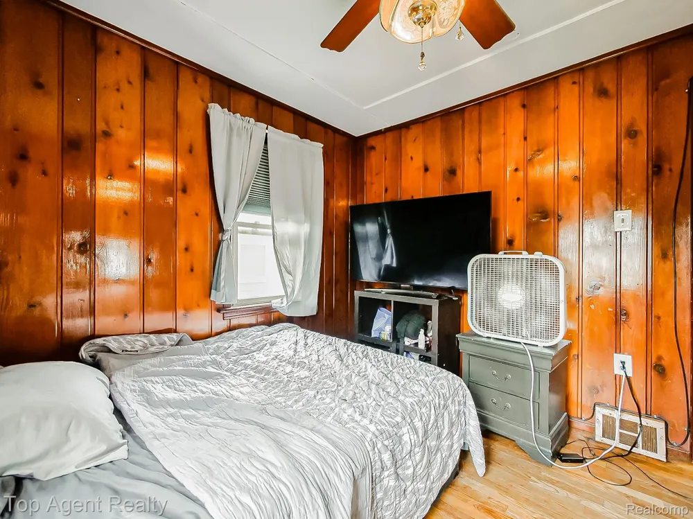17236 Euclid Avenue Allen Park City, MI 48101