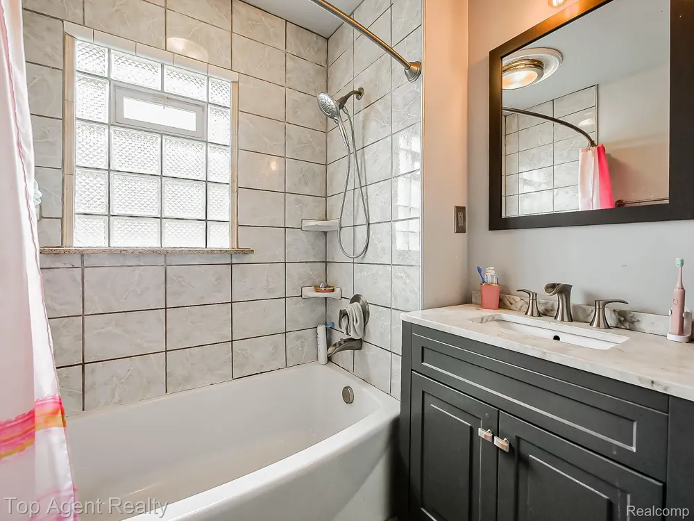 17236 Euclid Avenue Allen Park City, MI 48101