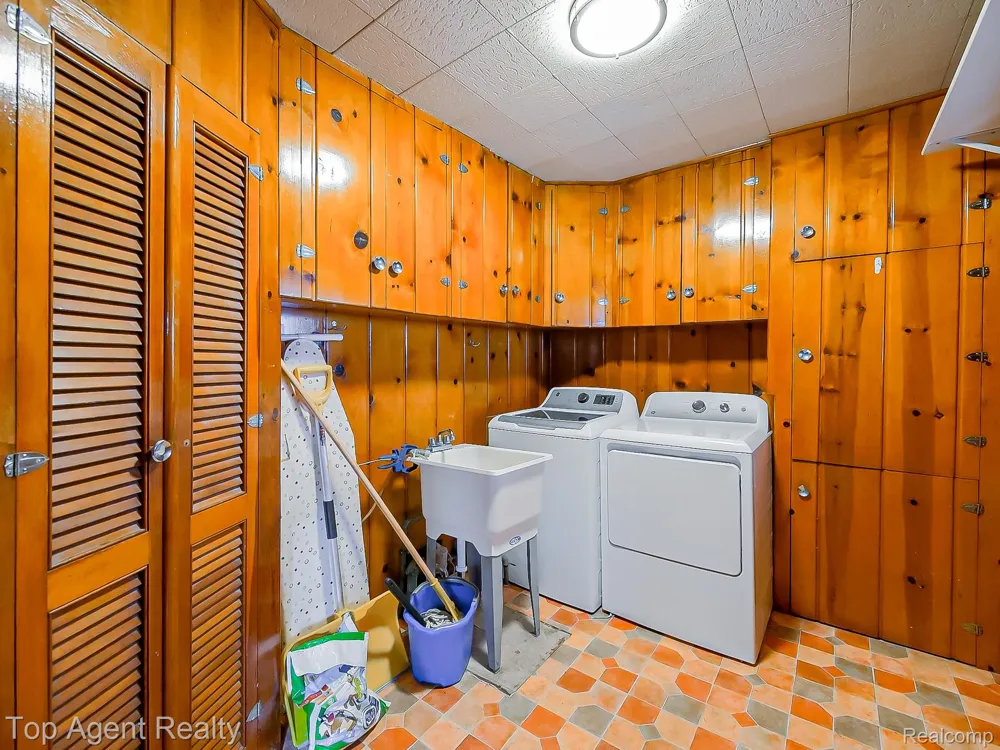 17236 Euclid Avenue Allen Park City, MI 48101