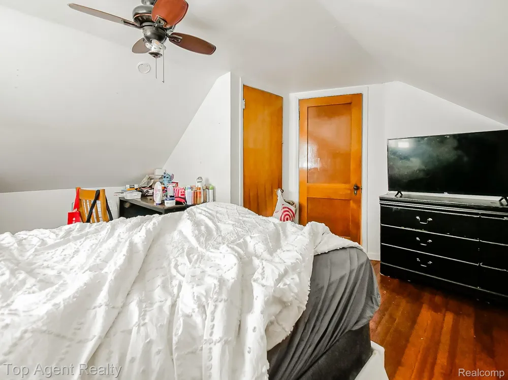 17236 Euclid Avenue Allen Park City, MI 48101