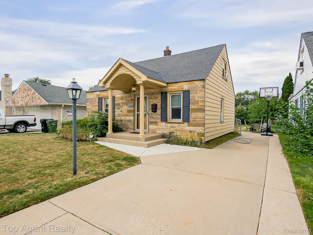 17236 Euclid Avenue Allen Park City, MI 48101
