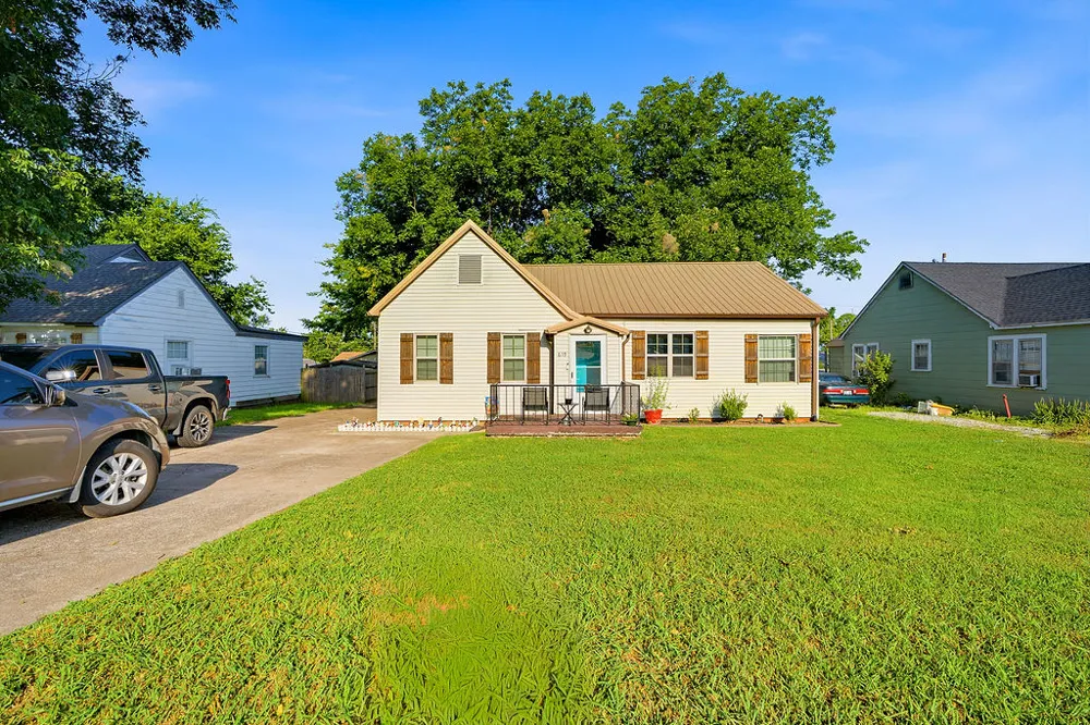619 Crownpoint Ada, OK 74820