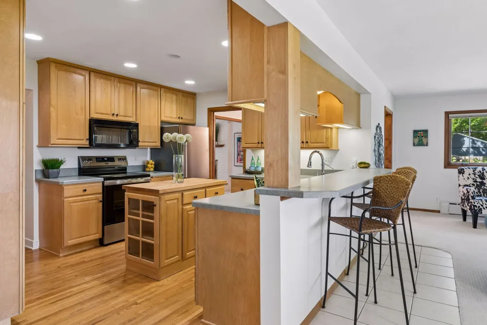 1709 Preston Lane Hopkins, MN 55343