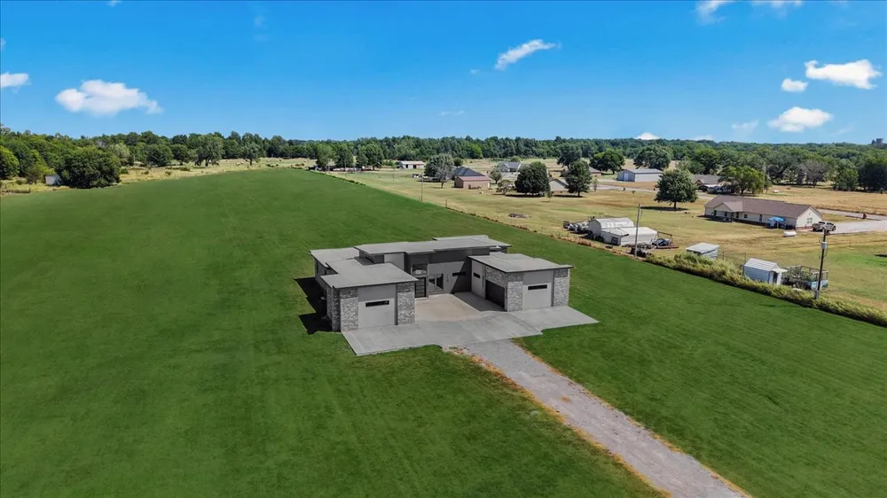 3497 E 400 ROAD Oologah, OK 74053
