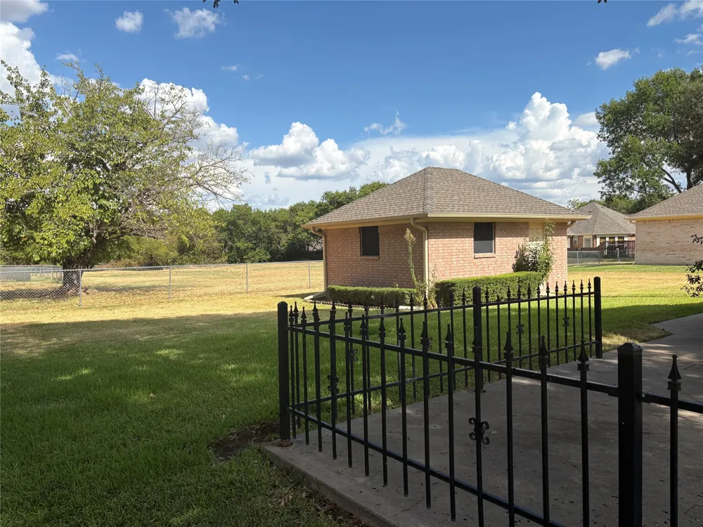 804 S PARIS STREET Ennis, TX 75119