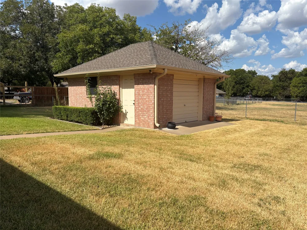 804 S PARIS STREET Ennis, TX 75119