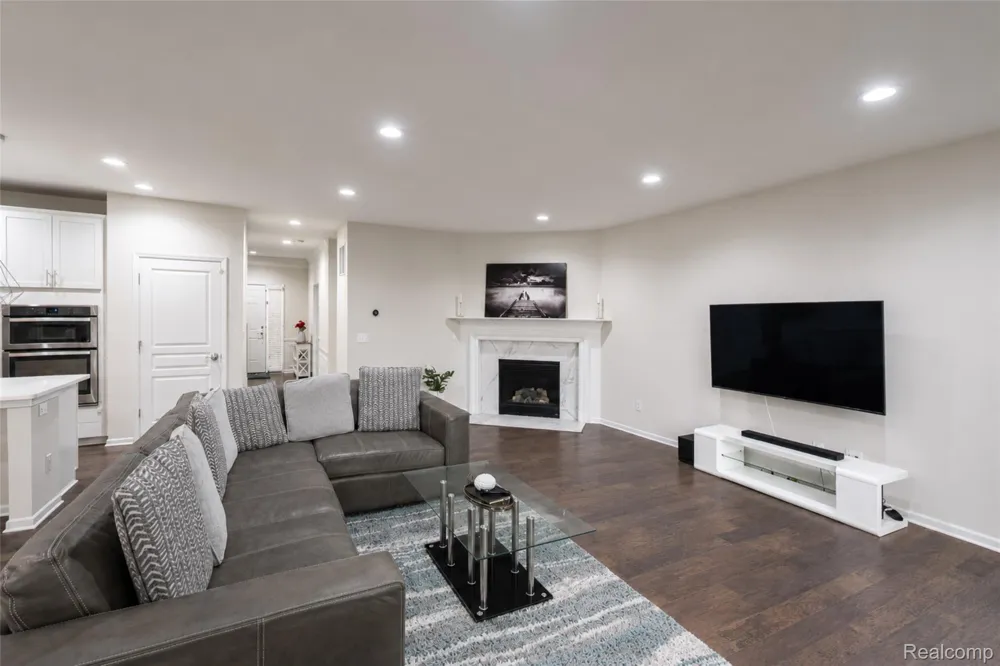 30081 Braeburn Street Lyon Charter Township, MI 48165