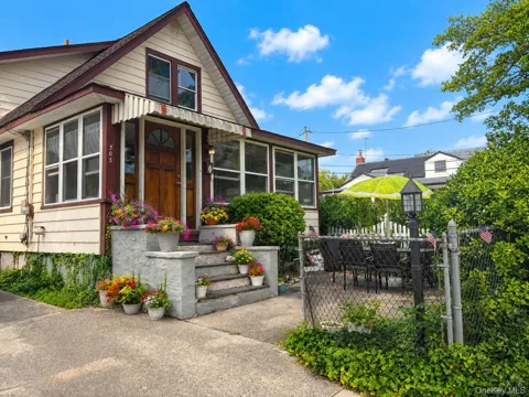 305 Bayville Avenue