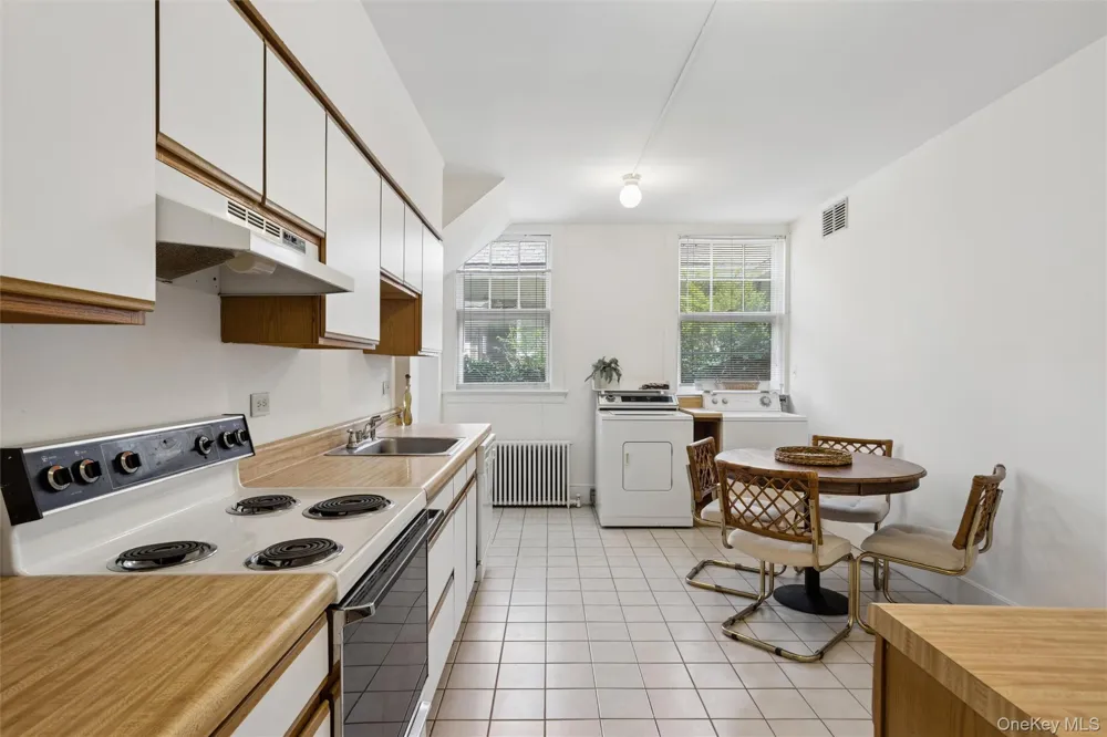 208A Wheatley Road Old Westbury, NY 11568