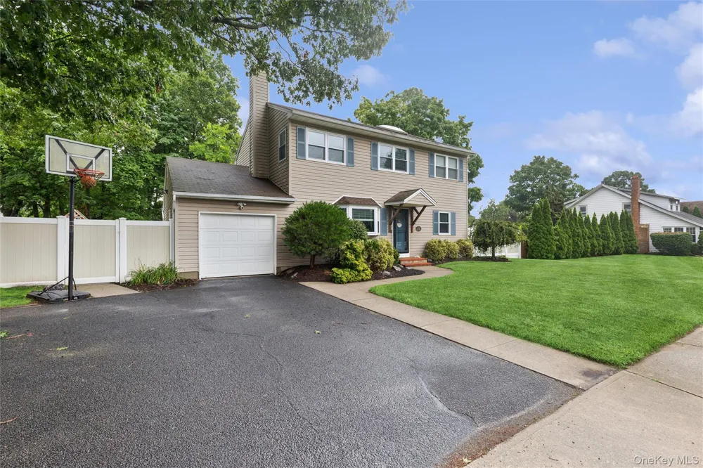 25 Ocean Avenue Center Moriches, NY 11934