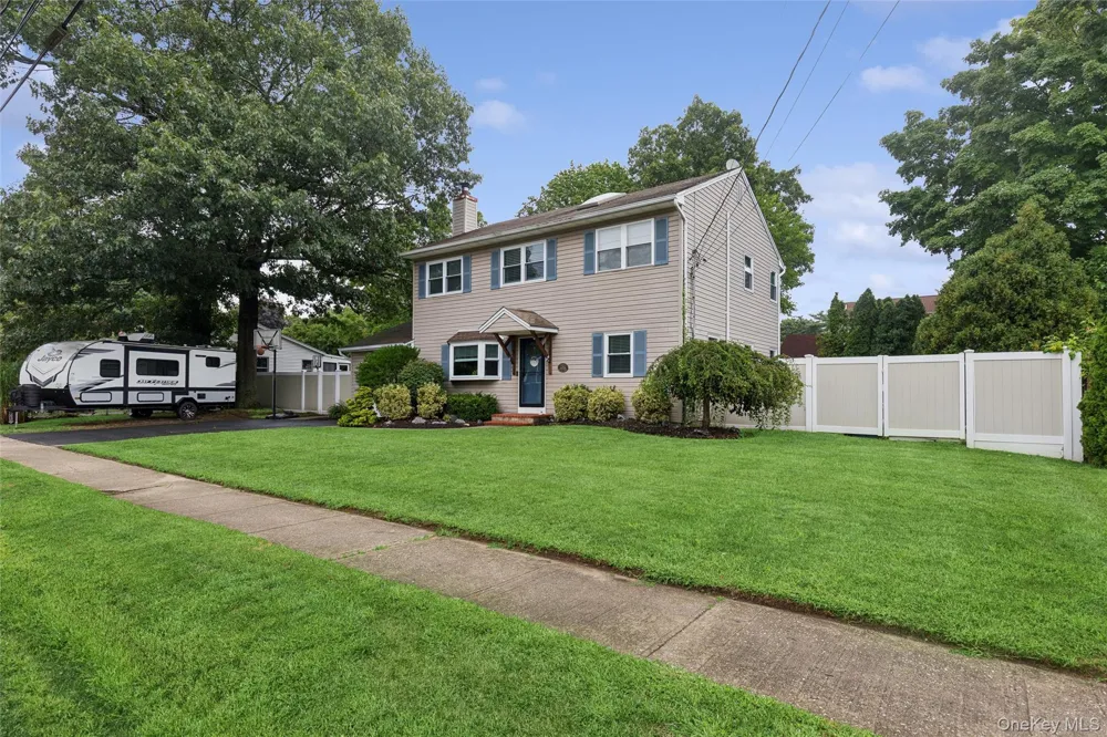 25 Ocean Avenue Center Moriches, NY 11934