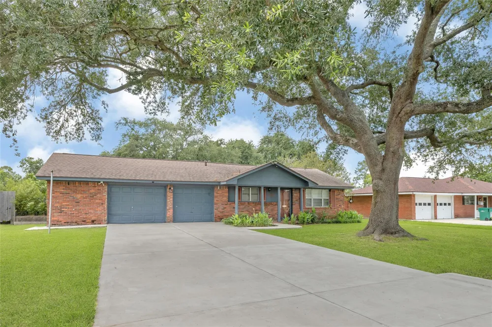 3202 Mckinney Drive La Marque, TX 77568