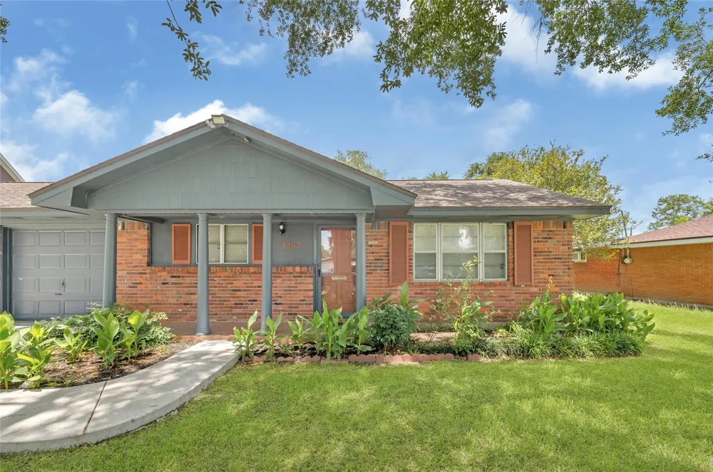 3202 Mckinney Drive La Marque, TX 77568