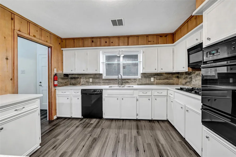 3202 Mckinney Drive La Marque, TX 77568