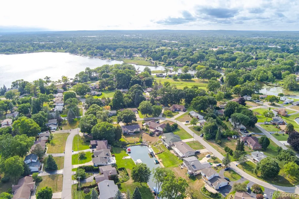 3108 Schoolhouse Drive Waterford Charter Township, MI 48329