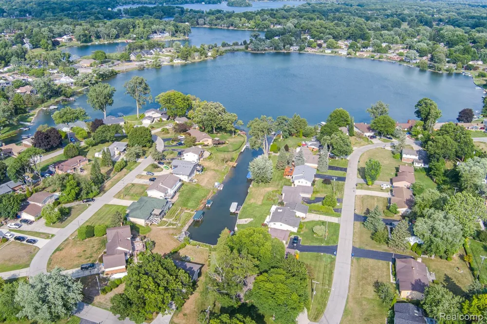 3108 Schoolhouse Drive Waterford Charter Township, MI 48329
