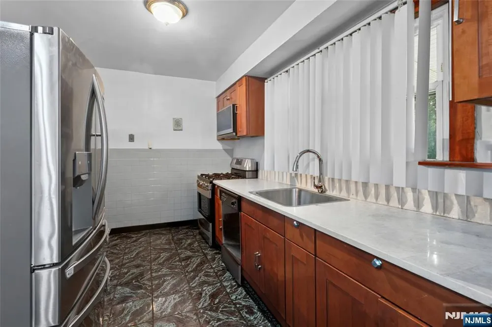 121 Schofield Newark, NJ 07106