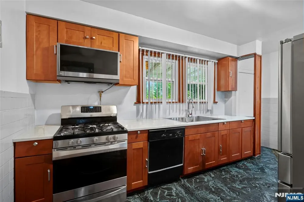 121 Schofield Newark, NJ 07106