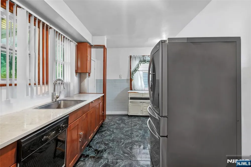 121 Schofield Newark, NJ 07106