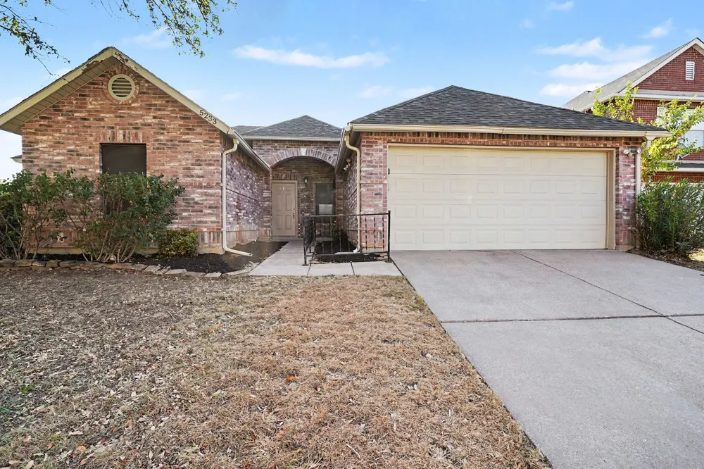 5233 Blue Circle Haltom City, TX 76137