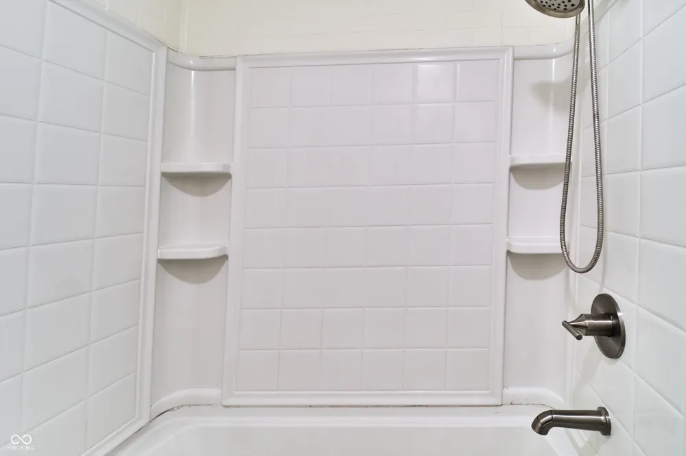 635 Lake View Drive Zionsville, IN 46077