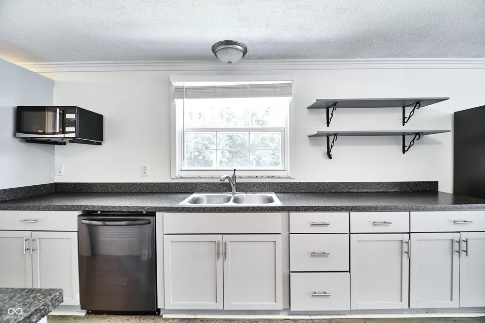 635 Lake View Drive Zionsville, IN 46077